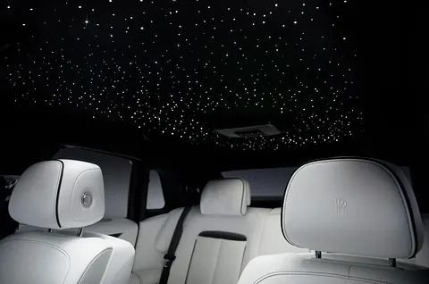 El asiento trasero de un coche con techo estrellado.