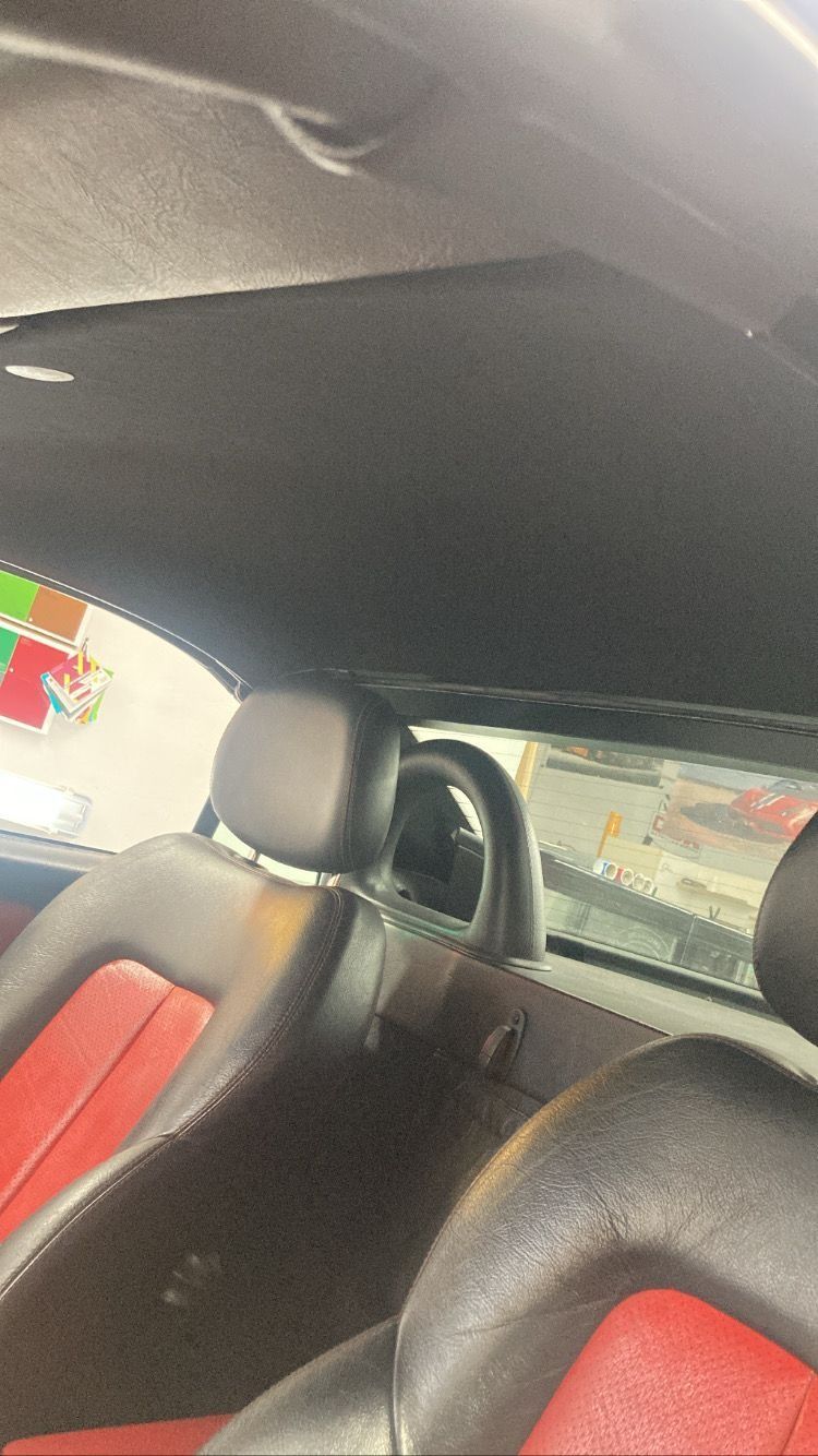 Un primer plano del techo de un automóvil con asientos rojos.