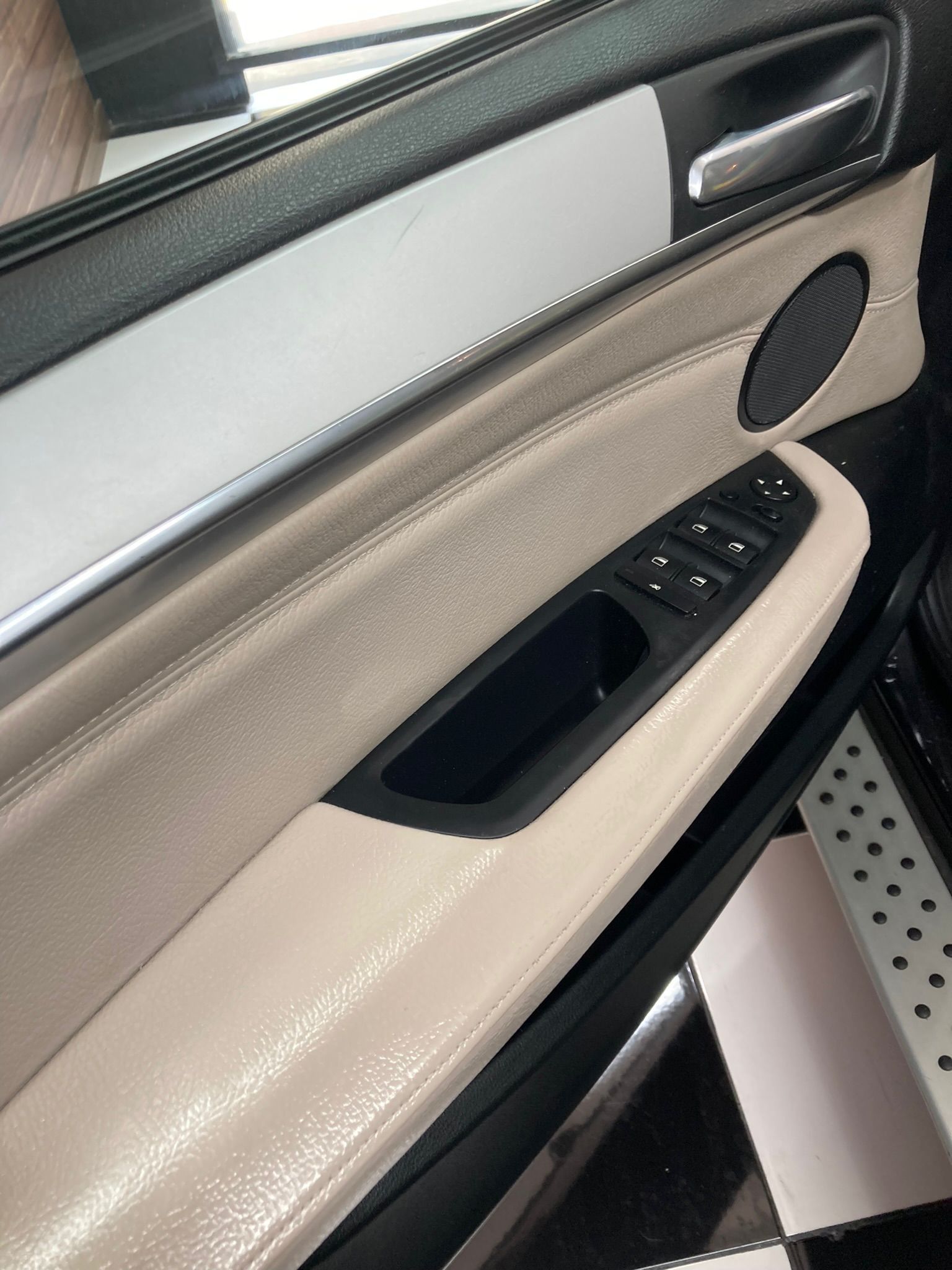 Un primer plano de la manija de la puerta de un automóvil.