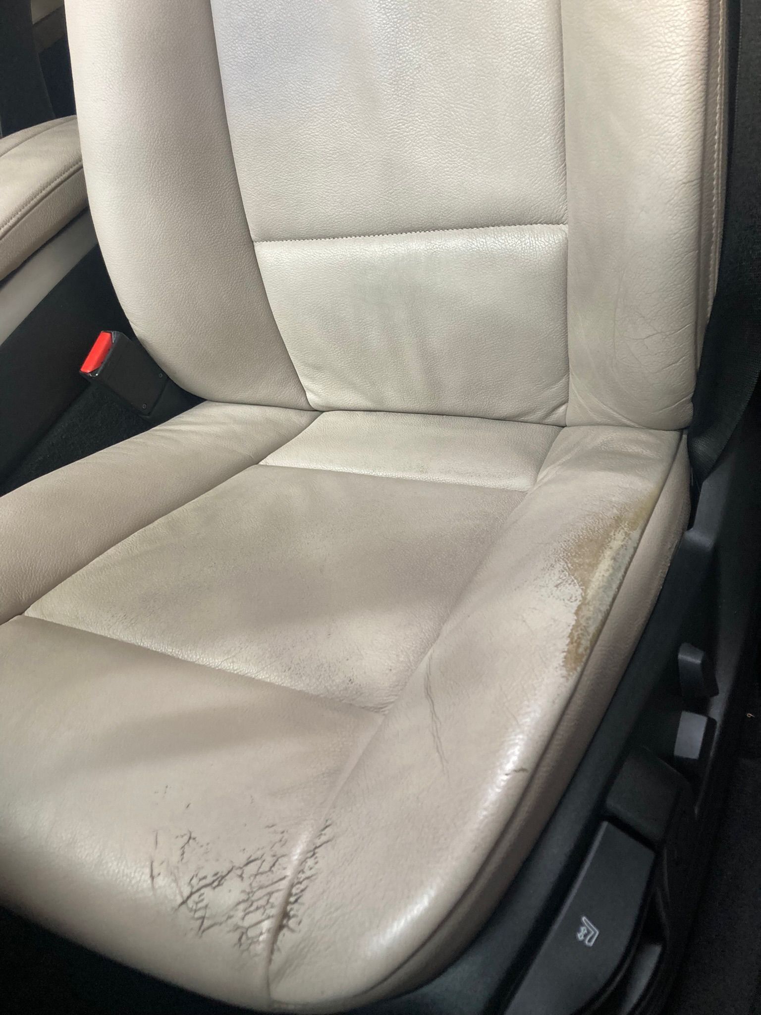 Un primer plano de un asiento de automóvil con una mancha.