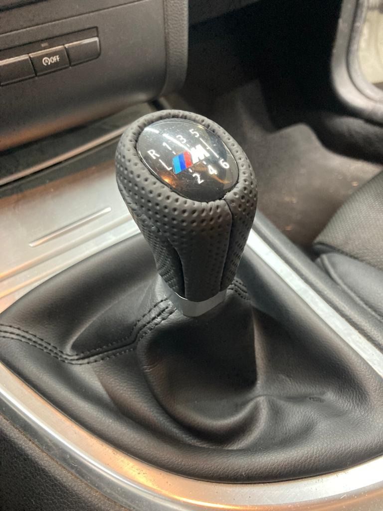 Un primer plano de una palanca de cambios BMW en un automóvil.