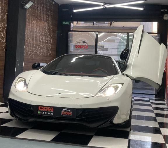 Un coche deportivo blanco con la palabra 