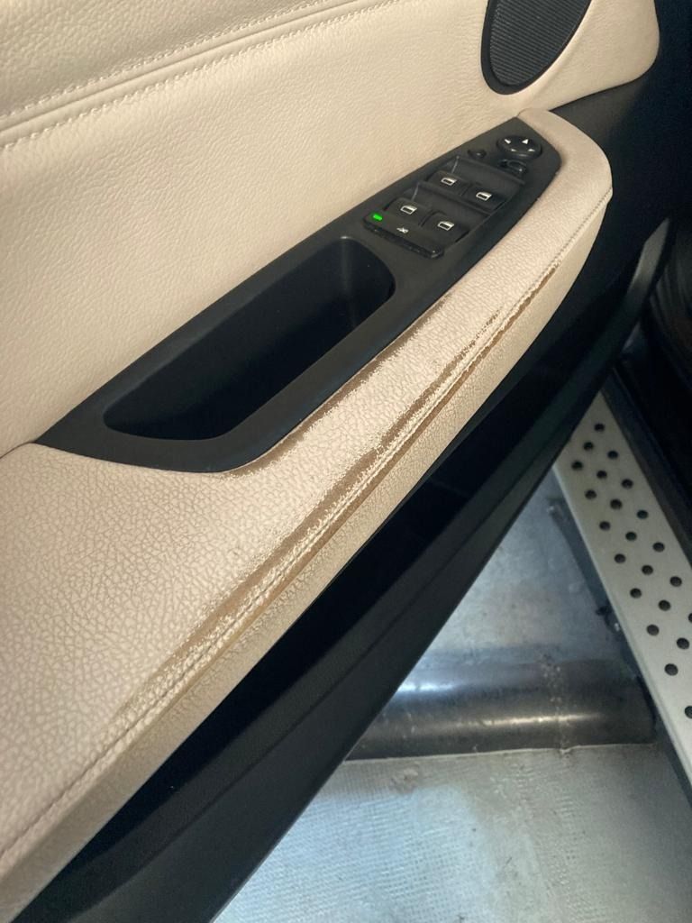 Un primer plano de una puerta de automóvil con un botón.