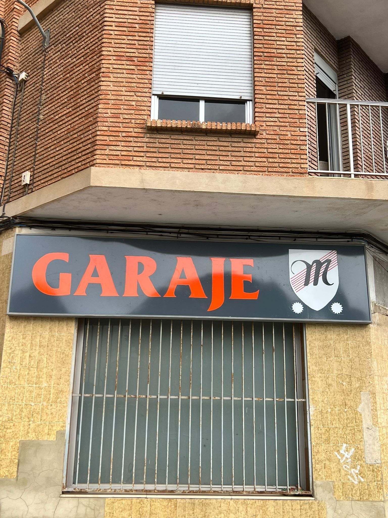 Un edificio con un cartel que dice garaje.