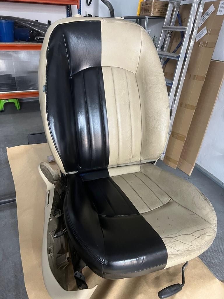 Un asiento de automóvil es mitad negro y mitad marrón.