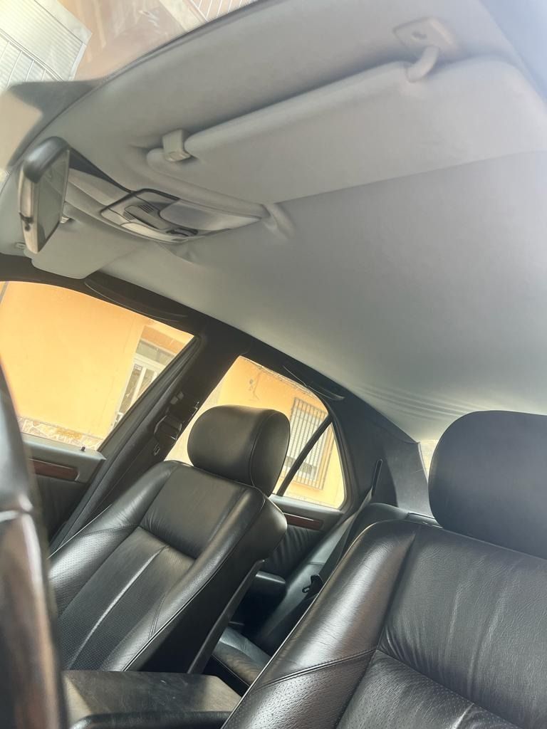 El interior de un coche con asientos de cuero negro y techo corredizo.