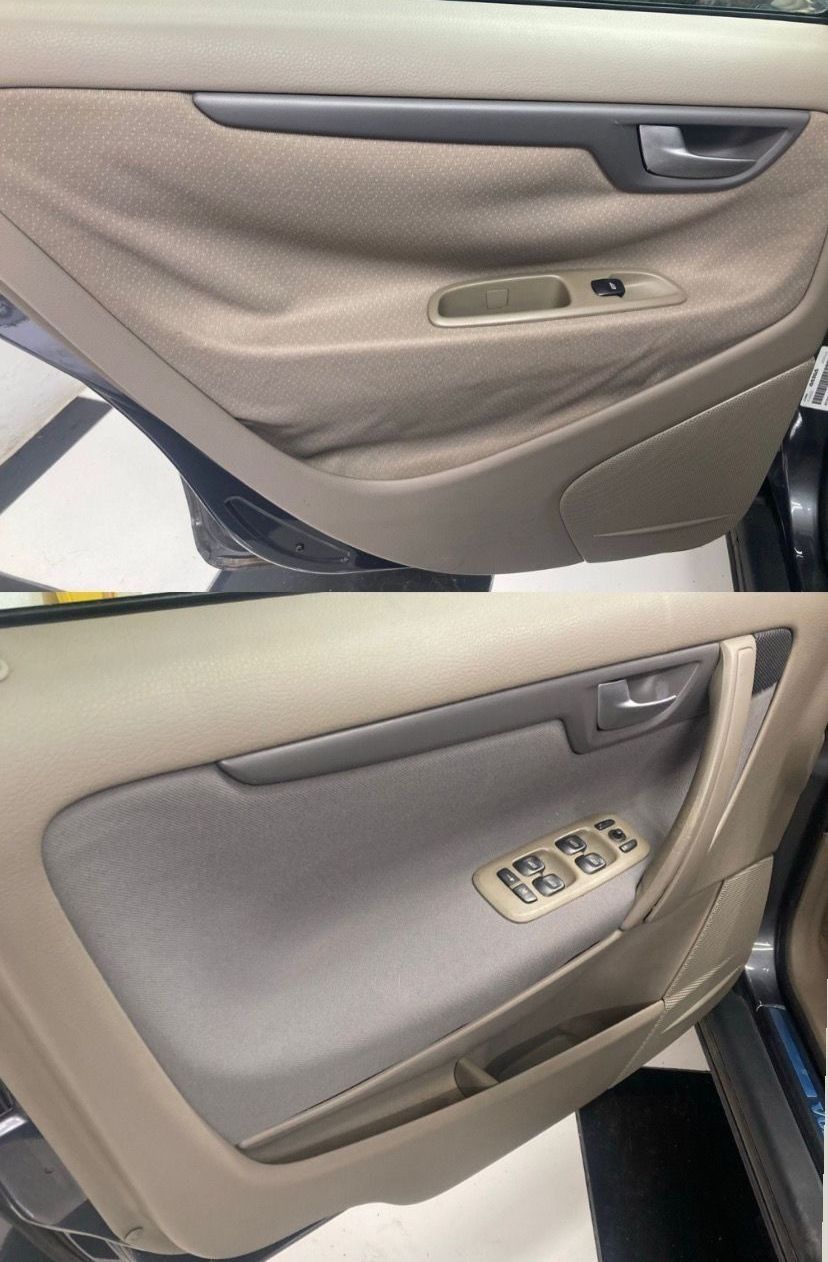 Dos fotografías de una puerta de coche antes y después de ser limpiada.