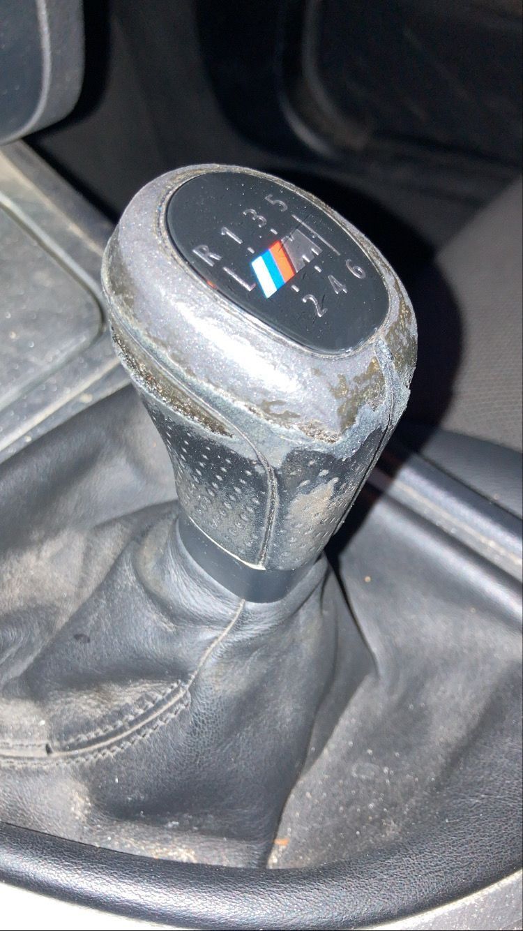 Un primer plano de una perilla de cambio sucia en un automóvil.