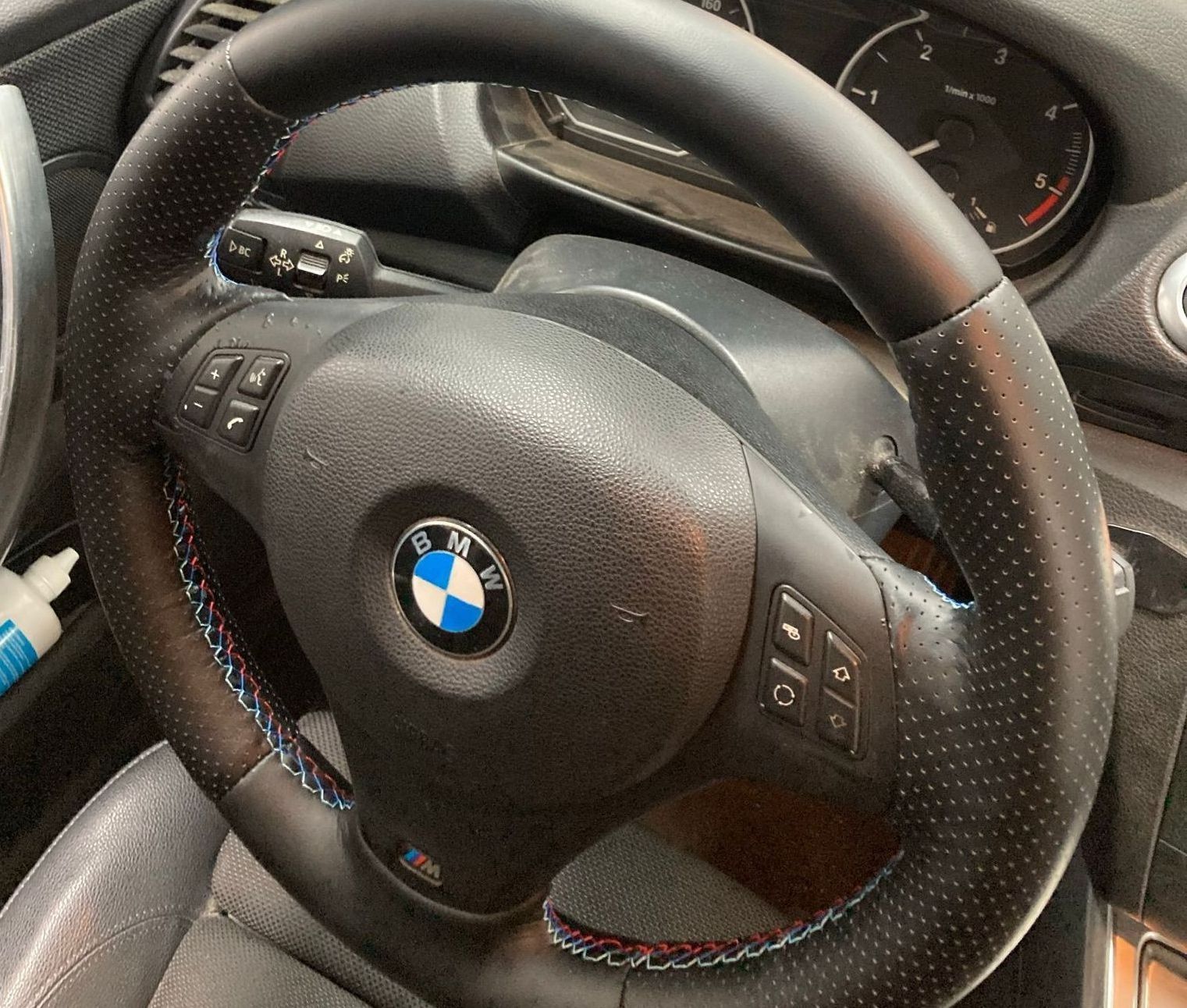 Un primer plano del volante de un BMW.