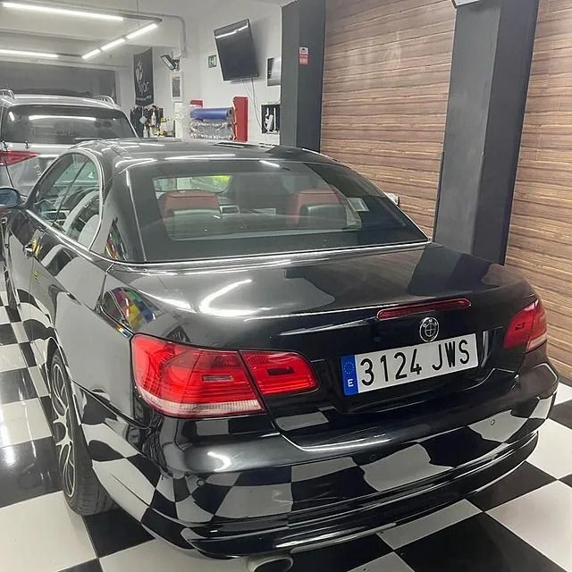 Un coche negro con matrícula que dice 3124 jws