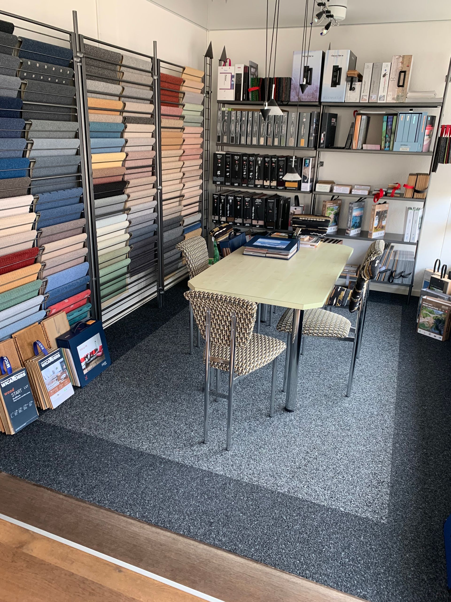 Showroom mit verschiedenen Laminatböden und Stoffen