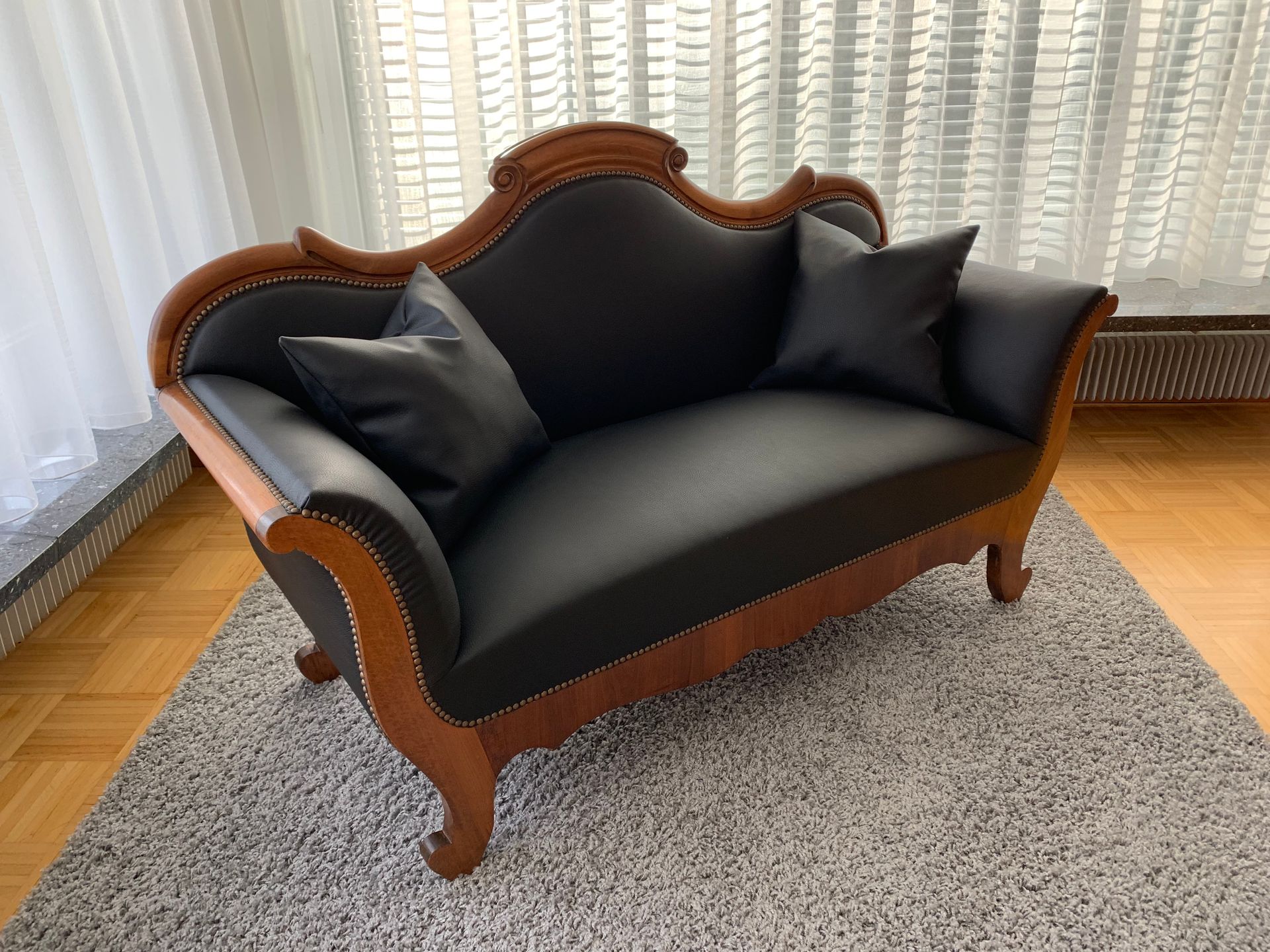 Gelb gepolstertes Sofa