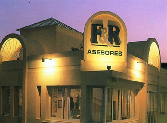 Un edificio con un cartel que dice fr asesores