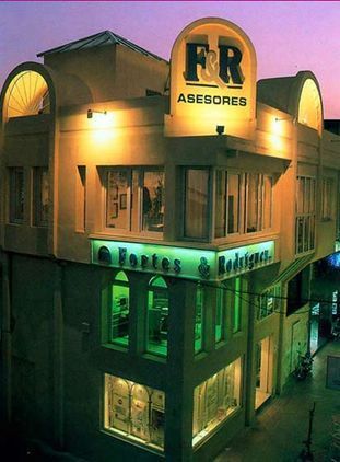 Un edificio con un cartel que dice fr asesores