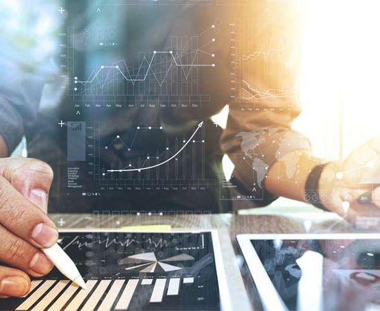 Un hombre está escribiendo en una tableta con un bolígrafo.