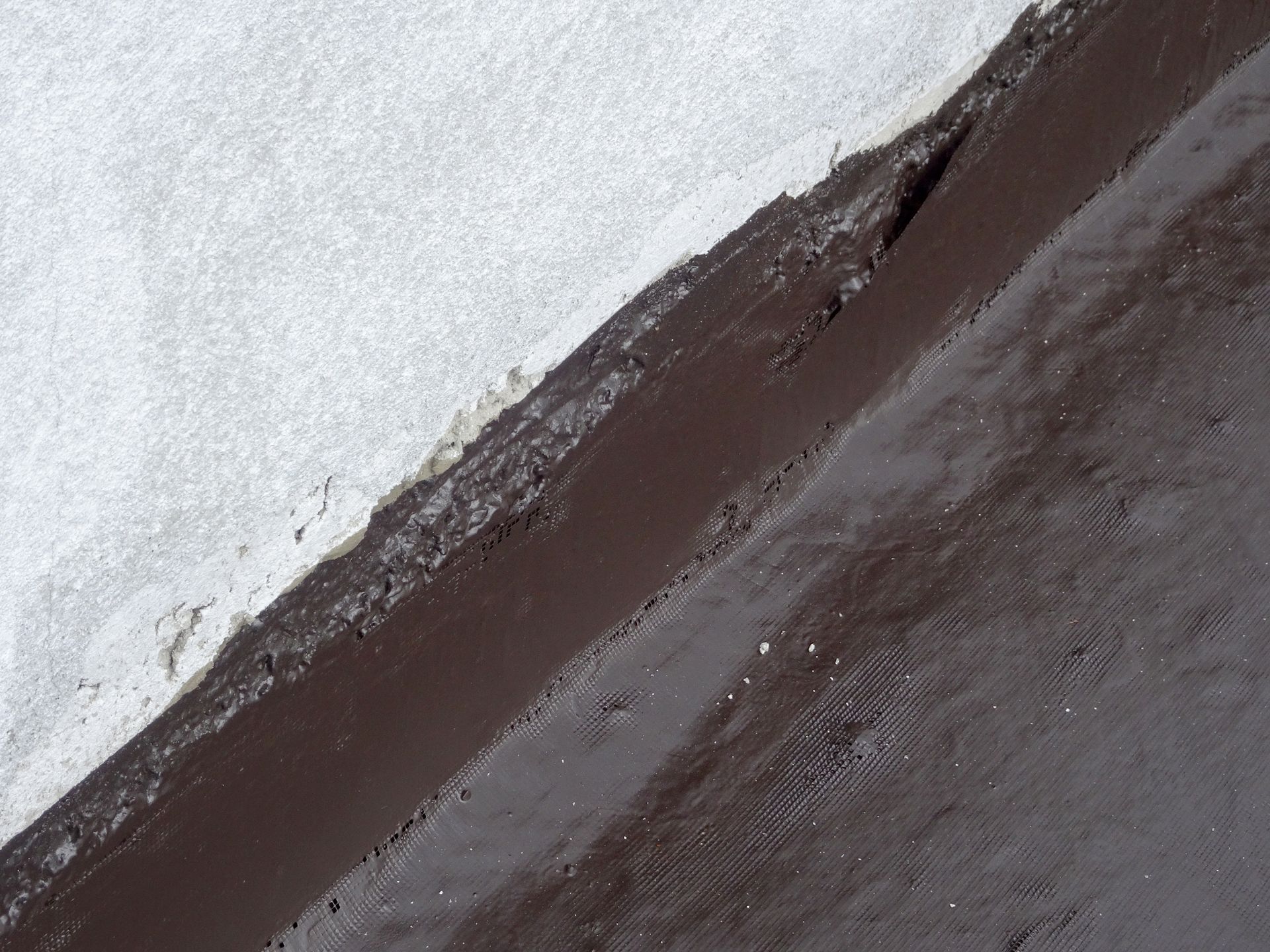 Un gros plan d'un coin d'un mur avec une bordure marron.