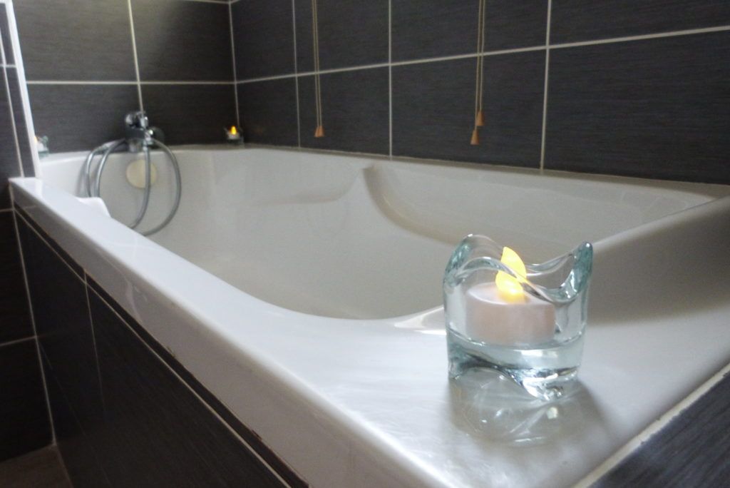 Baignoire dans une salle de bain.