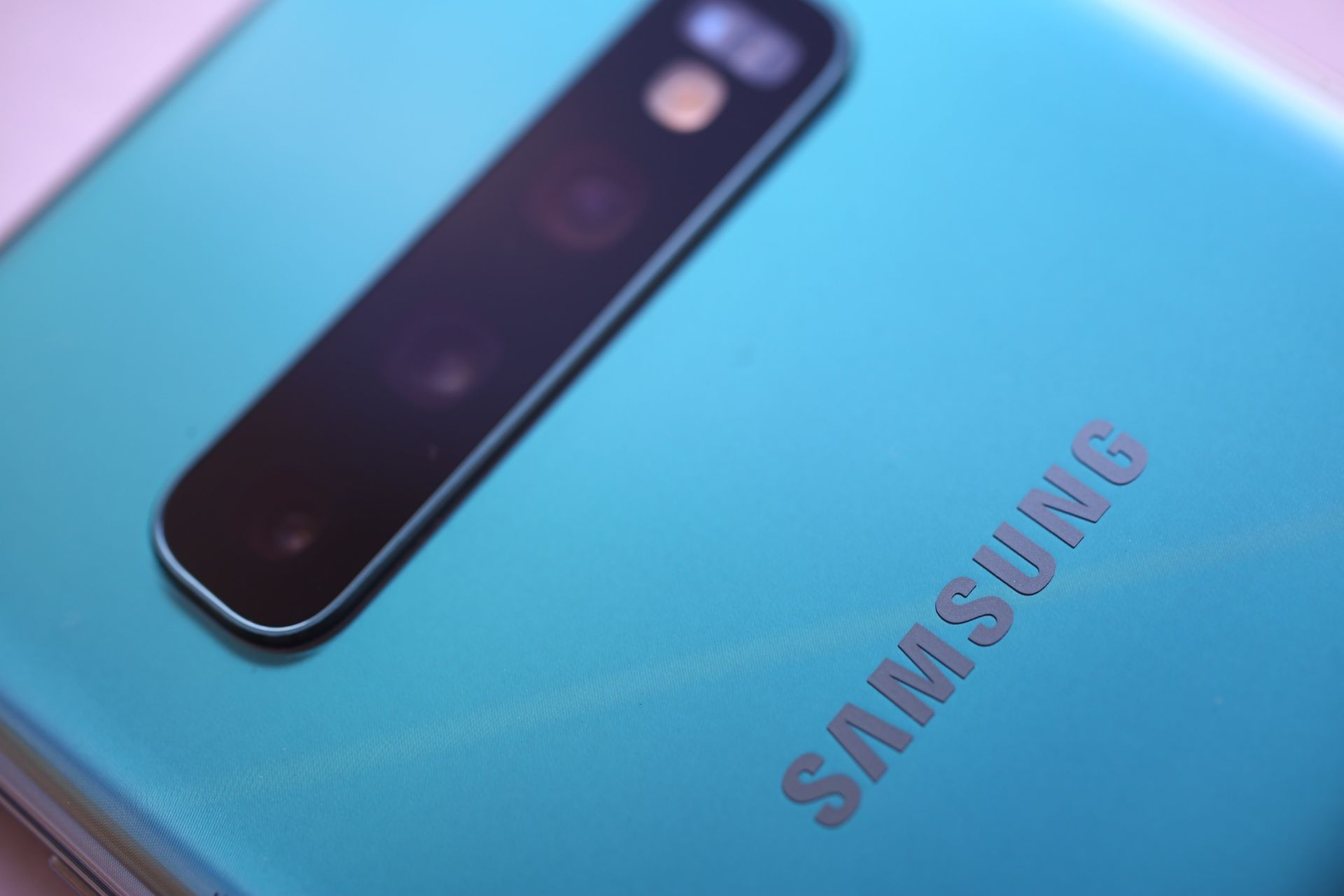 Se muestra la parte posterior de un teléfono Samsung azul.