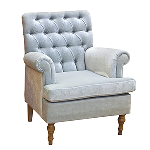 Una silla gris con mechones y patas de madera sobre un fondo blanco.