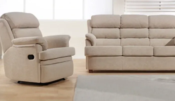 Una sala de estar con un sofá y un sillón reclinable.