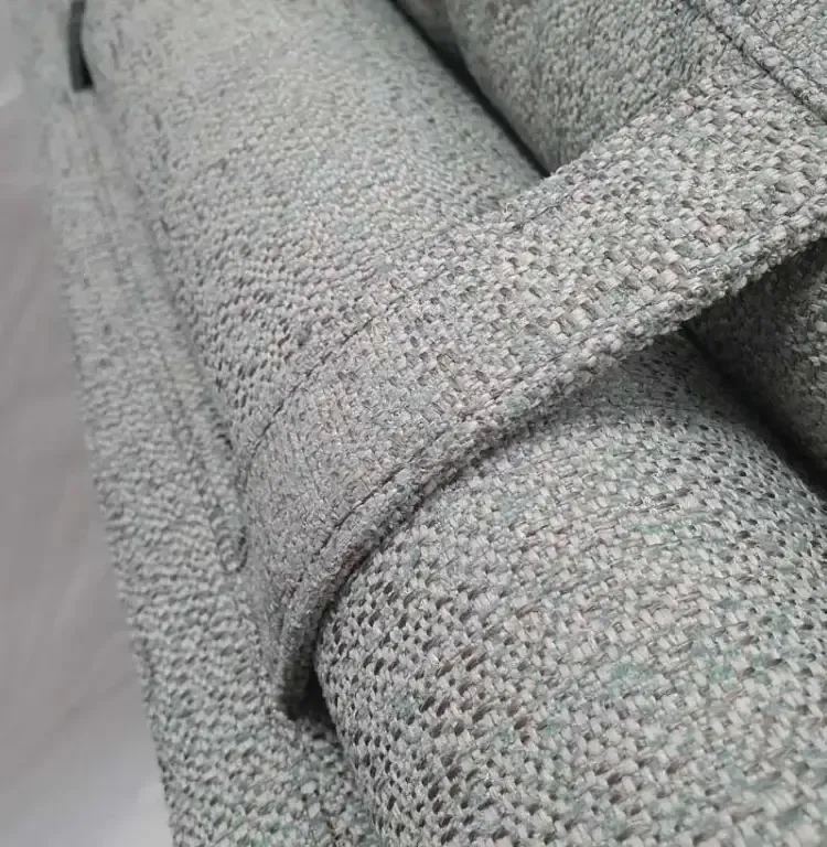 Un primer plano de un trozo de tela sobre un sofá.