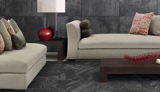 Una sala de estar con un sofá y una mesa de café.