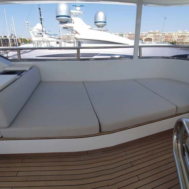 Un sofá en un barco con vistas a una ciudad.