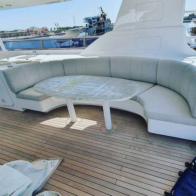 Un sofá y una mesa en la cubierta de un barco.