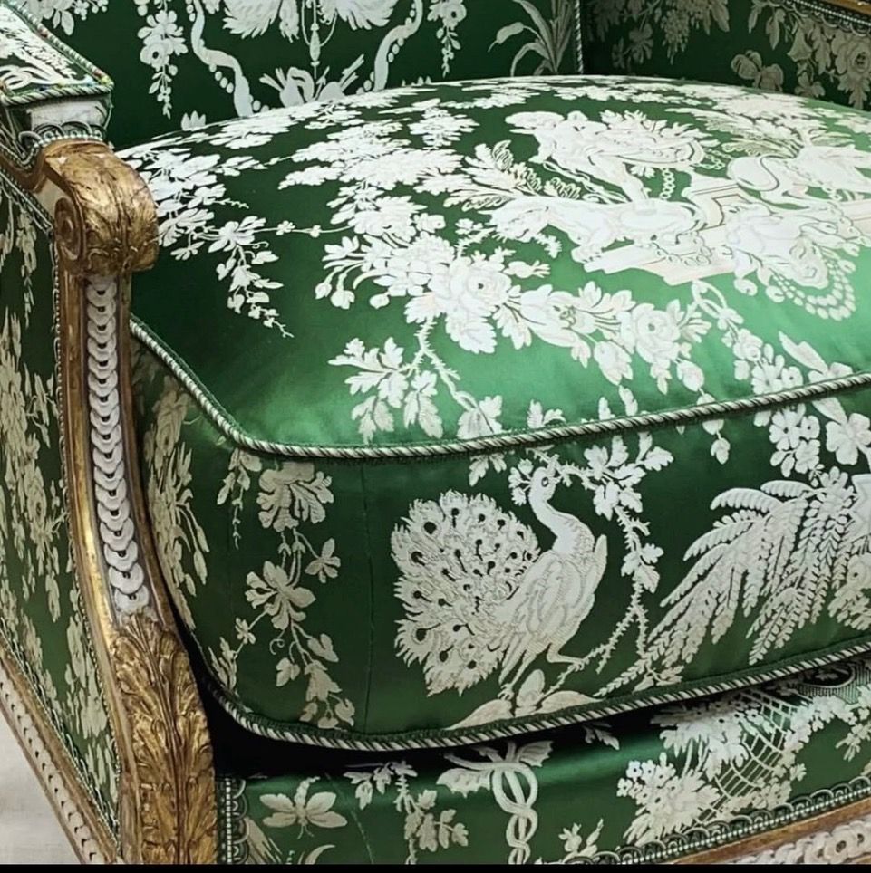 Ein Wohnzimmer mit einem großen Couchtisch aus Holz, einem cremefarbenen Sofa, dunklen Akzenten und großen Fenstern