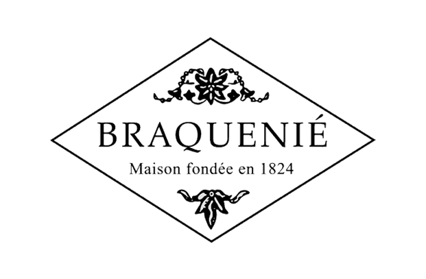 Logo für Braquenié, mit dem Markennamen und „Maison fondée en 1824“ innerhalb einer Rautenform mit floralen Verzierungen.