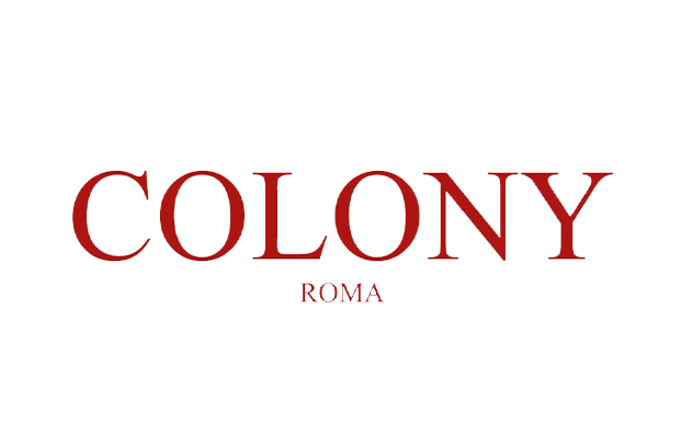 Roter Text auf weißem Hintergrund mit der Aufschrift „COLONY“ in großen Serifenbuchstaben und darunter „ROMA“.