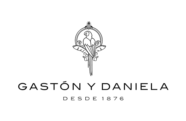 Logo für Gastón y Daniela mit einem stilisierten Papagei in einem dekorativen ovalen Rahmen, darunter der Markentext.