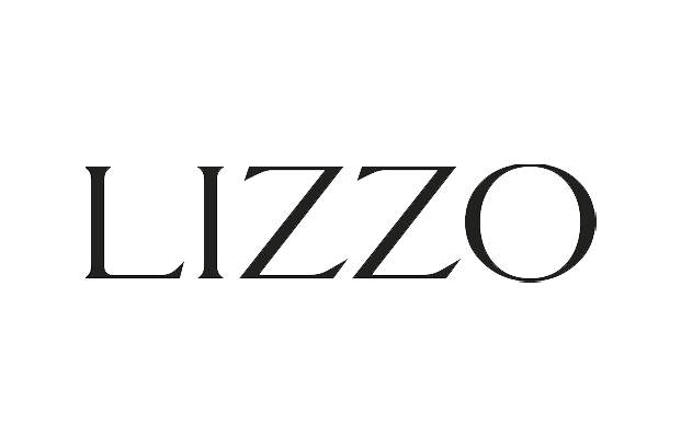 Das Wort „LIZZO“ in schwarzer Serifenschrift auf schlichtem weißen Hintergrund.