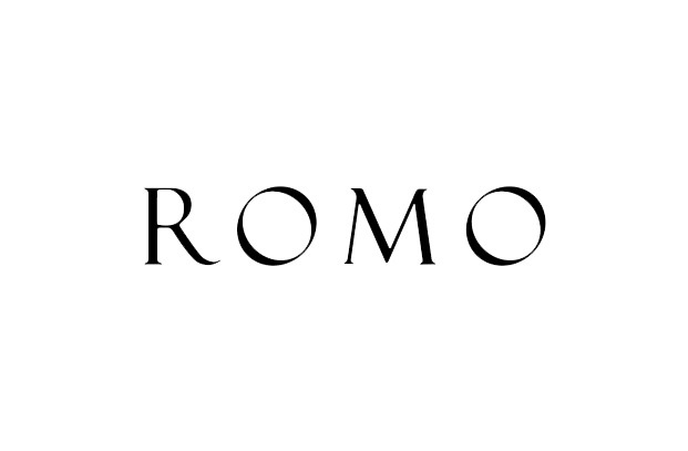 Das Wort „ROMO“ in schwarzer Serifenschrift auf weißem Hintergrund.