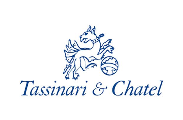 Das Logo von Tassinari & Chatel zeigt eine blaue Strichzeichnung eines Fabelwesens über dem Firmennamen.