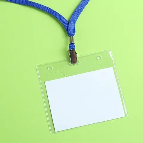 Una etiqueta con un nombre cuelga de un cordón azul sobre un fondo verde.