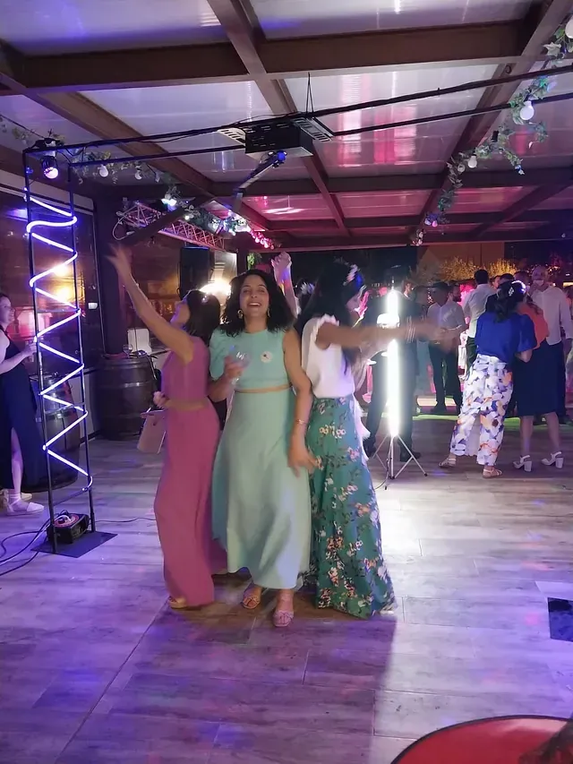 Un grupo de mujeres está bailando en una pista de baile en una fiesta.