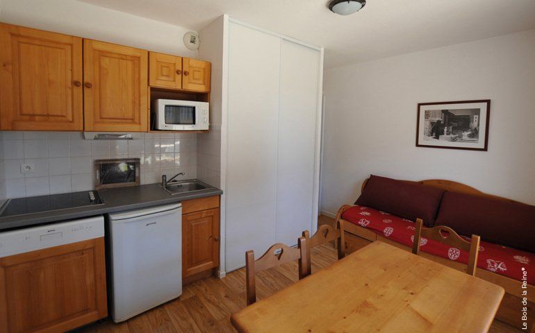 Cuisine d'un appartement avec table et canapé