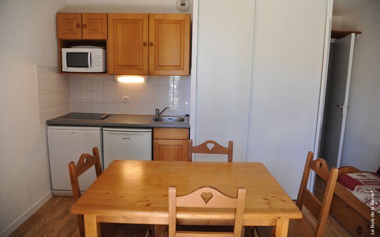Table en bois dans la cuisine d'un appartement
