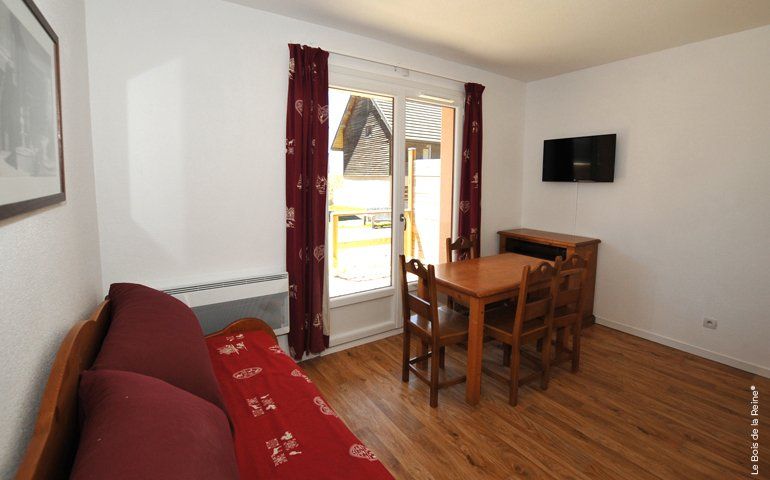 Pièce de vie d'un appartement avec canapé et table à manger