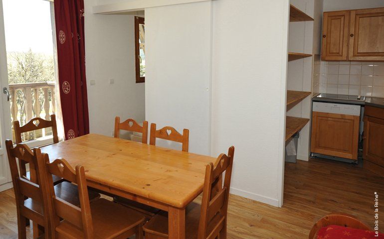 Table à manger en bois près d'une baie vitrée