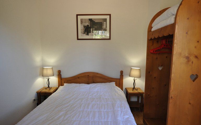 Lit en bois avec armoire à côté