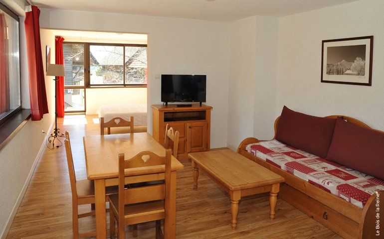 STUDIO  2/4 PERSONNES - salon avec télévision