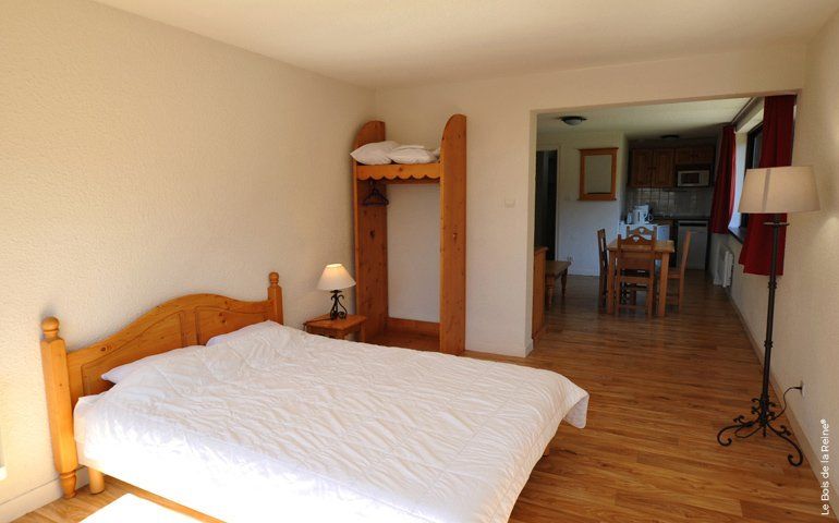 Studio vue chambre donnant sur salon