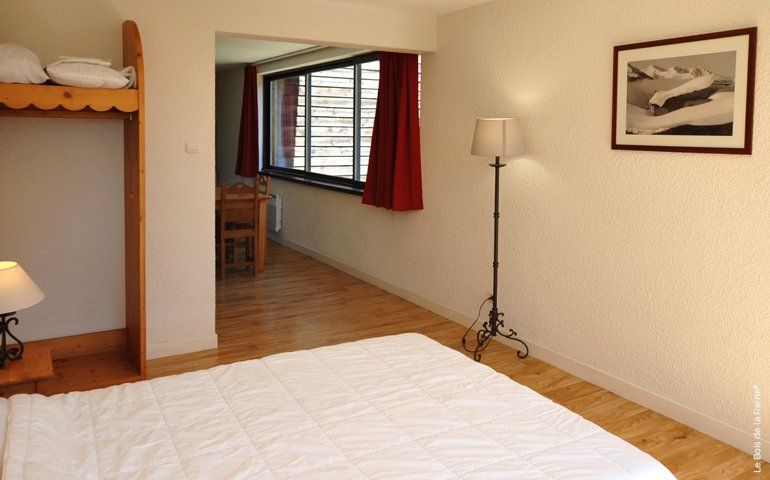 Studio vue chambre donnant sur salon d'un autre angle