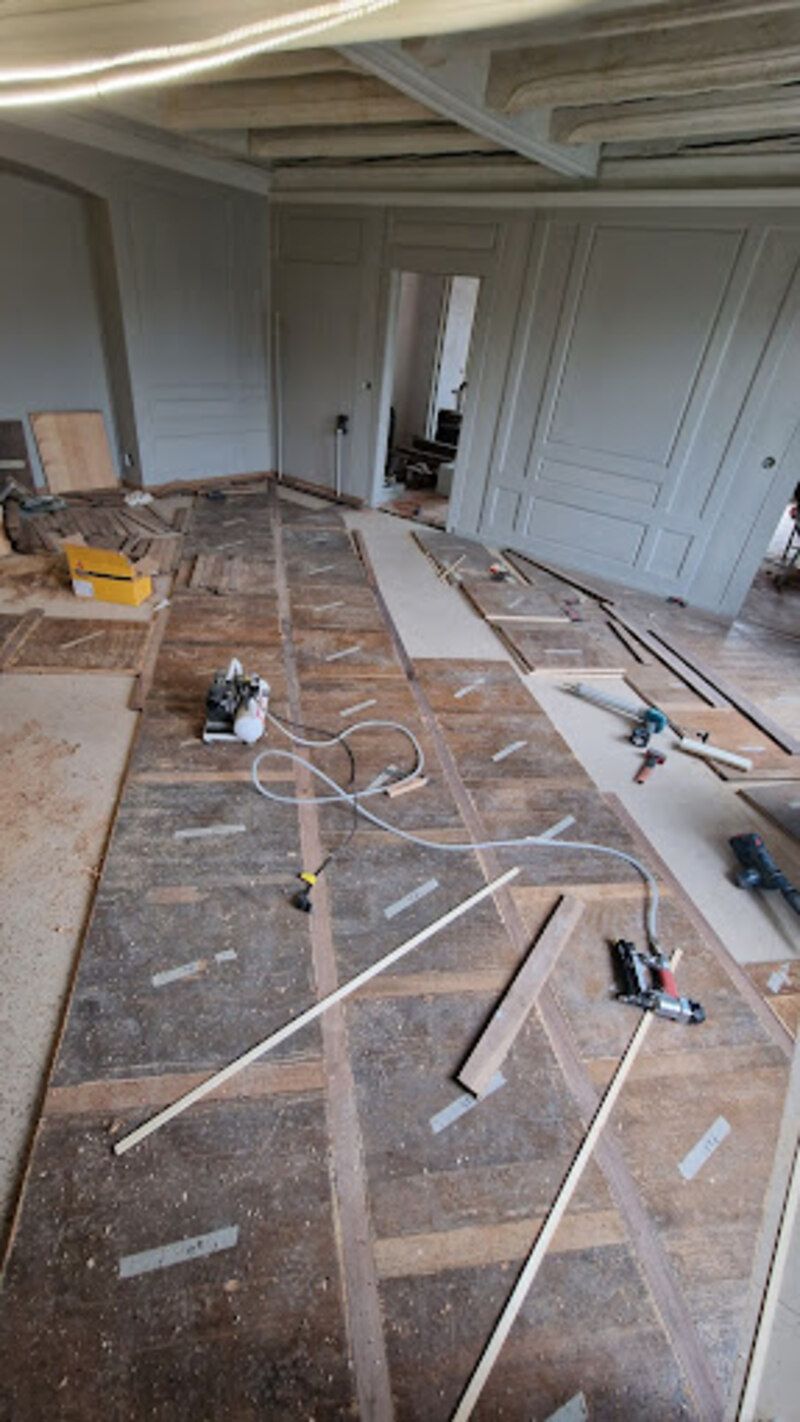 Une pièce avec un plancher en bois et beaucoup d'outils dessus.