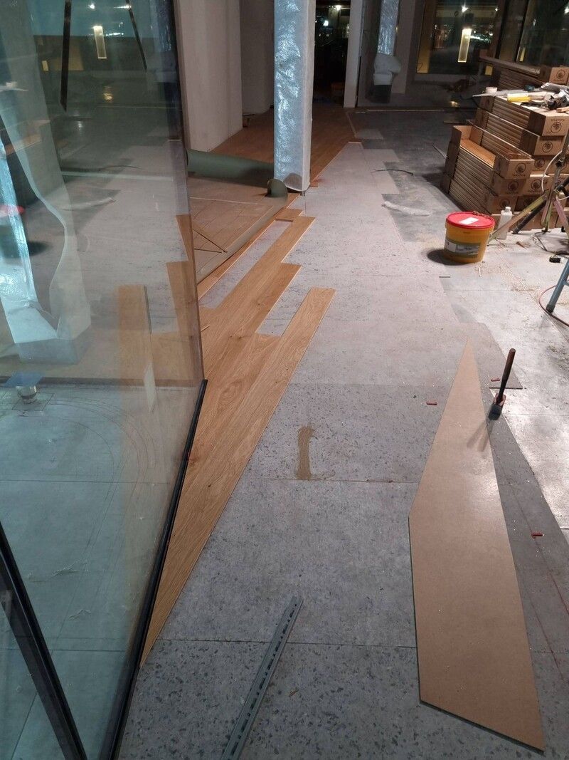Un parquet est en cours d'installation dans un immeuble.