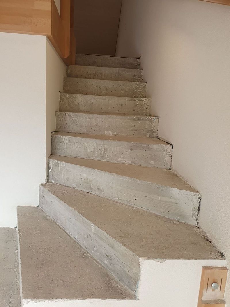 Un escalier en béton menant au deuxième étage d'une maison.