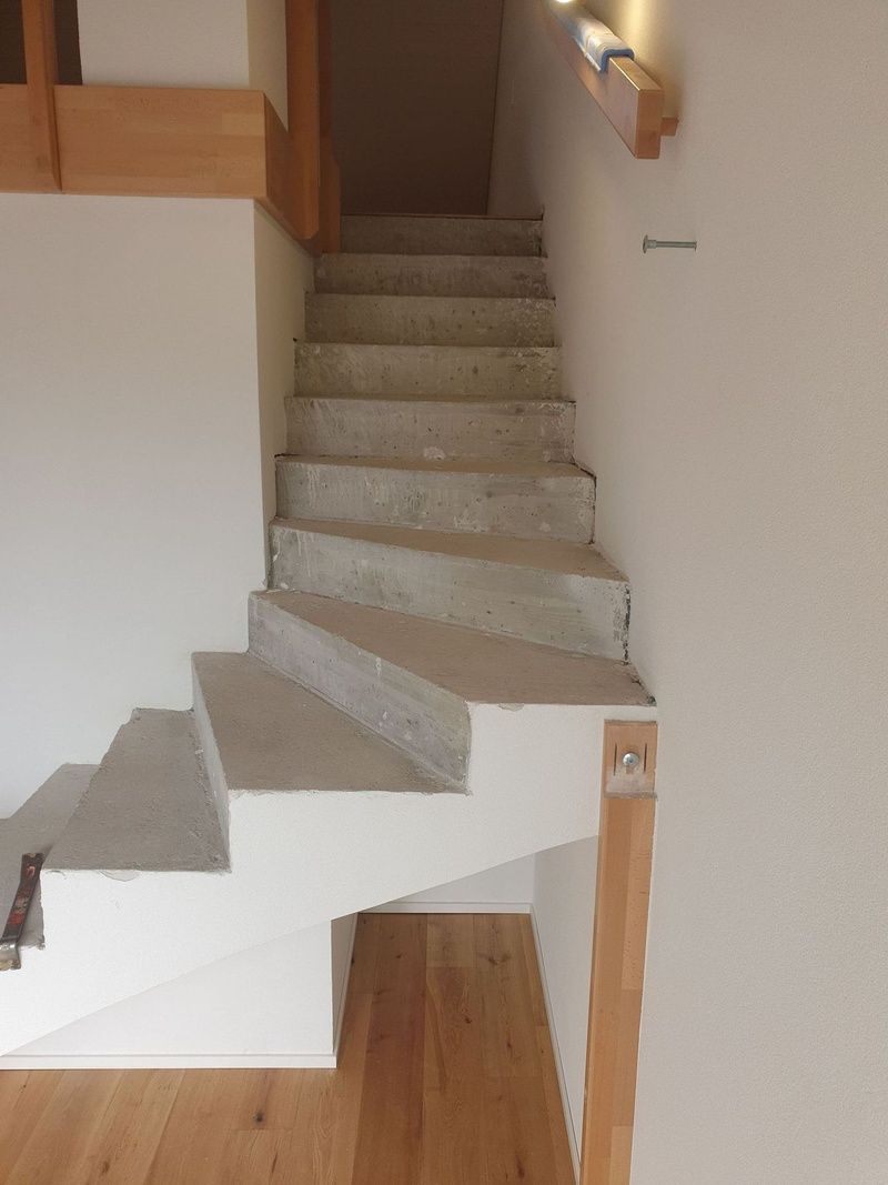 Un escalier menant au deuxième étage d'une maison.