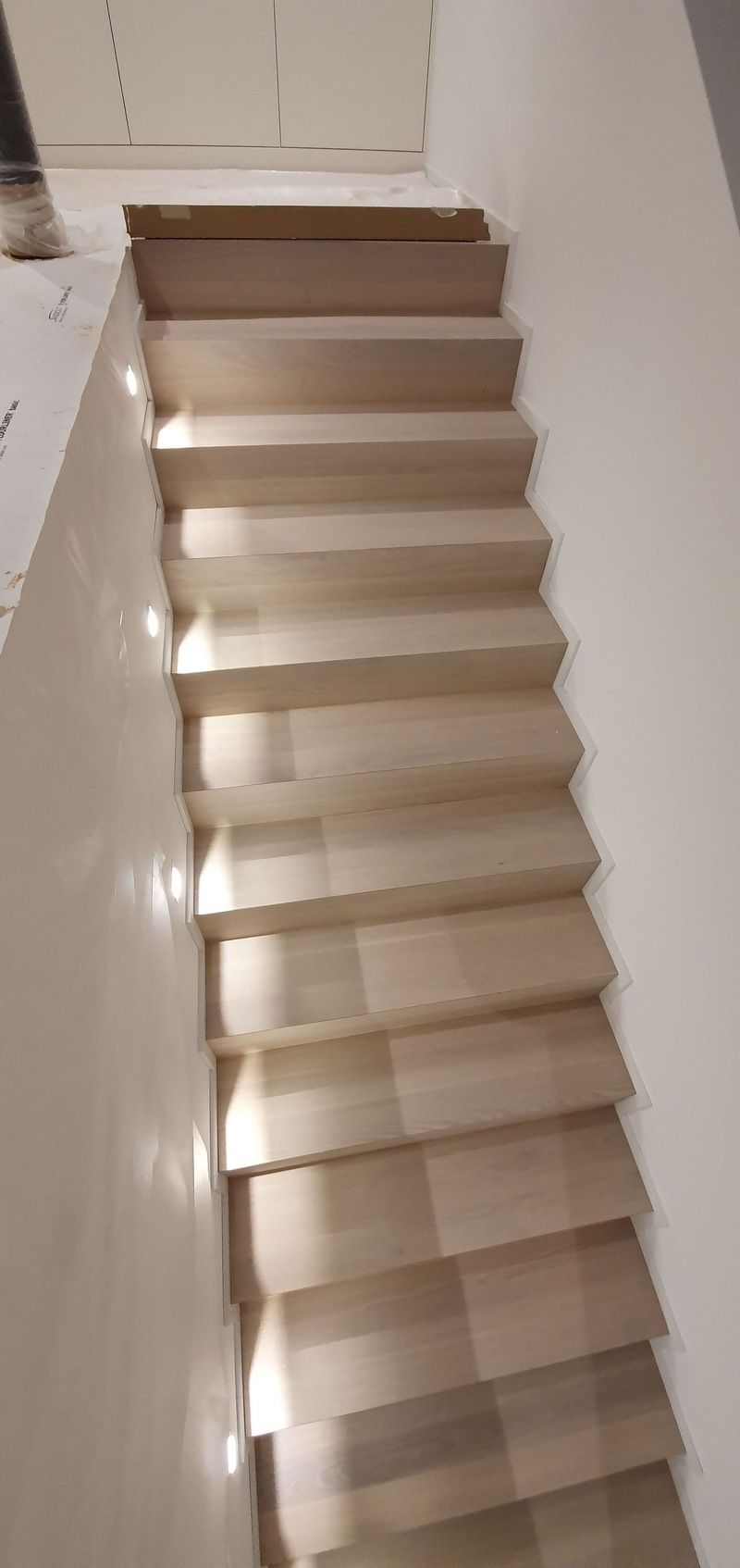 Un escalier menant à l'étage dans une maison.